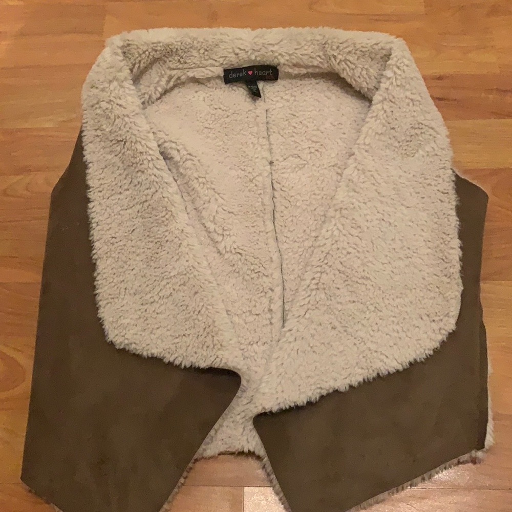 Soft wool Vest, brown outsized tan soft inside small stand on left side.